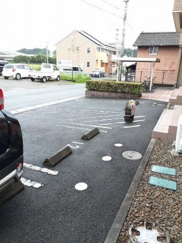 フレッシュリーガーデンＡの駐車場