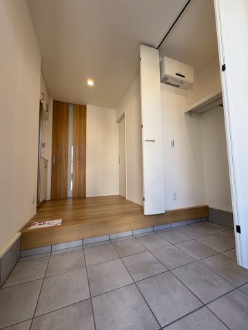 須磨区友が丘６丁目　新築戸建て　太陽光×耐震等級3の玄関|玄関には大容量のシューズインクローゼットとシューズボックスがあり、ベビーカーやアウトドア用品をしまっておくにはかなり便利です！