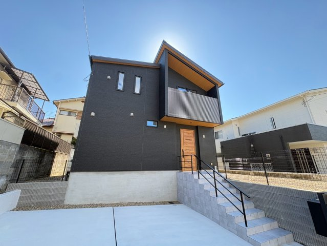 須磨区友が丘６丁目　新築戸建て　太陽光×耐震等級3の外観|シックな雰囲気の外観でシュッと締まったイメージです！