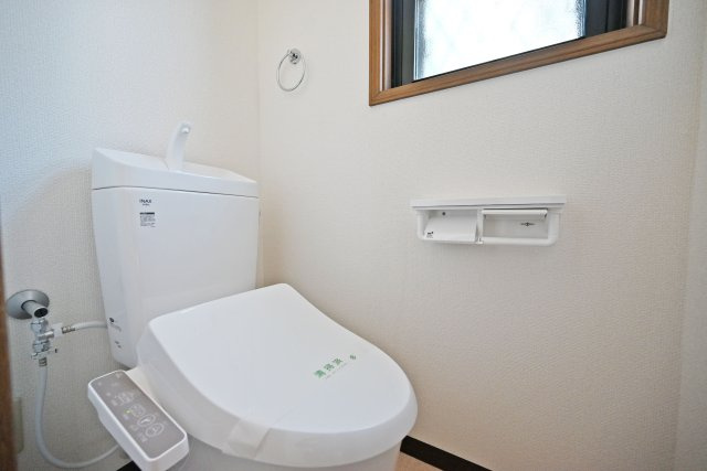 吹田市南正雀2丁目中古一戸建て│2DKのトイレ|ウォシュレット付きトイレで、毎日快適にお使いいただけます。清潔感を保ちやすく、日々の暮らしにうれしい設備が整っているのも魅力。ご家族みんなが気持ちよく利用できる、使い勝手の良いトイレです。