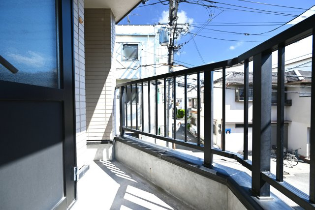 吹田市南正雀2丁目中古一戸建て│2DKのバルコニー|2階南向きバルコニーは、日当たりの良さが魅力の心地よい空間です。洗濯物も乾かしやすく、毎日の家事を快適にサポートしてくれます。明るい陽光を感じながら、外の空気を楽しめるのもうれしいポイント。