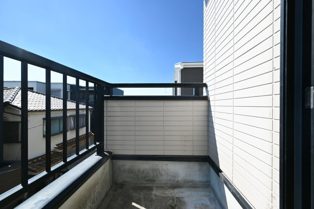 吹田市南正雀2丁目中古一戸建て│2DKのバルコニー|3階南向きバルコニーは、日当たりの良さが魅力の心地よい空間です。