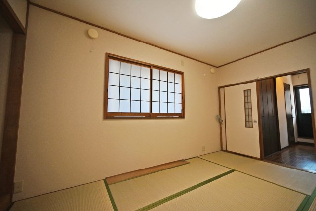 吹田市南正雀2丁目中古一戸建て│2DKの寝室|和室6帖
約6帖の和室は、畳の心地よさを感じながらゆったりと過ごせる落ち着いた空間です。お子様のお昼寝スペースや遊び場、ご家族のくつろぎの場としてはもちろん、来客時の客間としても活用できます。