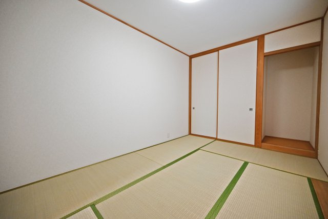 吹田市南正雀2丁目中古一戸建て│2DKの収納|和室6帖
和室には押入れと床の間を備えており、収納力と和の趣を兼ね備えた空間です。押入れには布団や季節物などをすっきり収納でき、床の間には季節のお花やお気に入りの小物を飾って楽しめます。