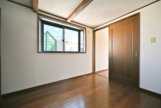 吹田市南正雀2丁目中古一戸建て│2DKの子供部屋|洋室5.25帖
子供部屋にぴったり。ベッドや学習机を配置して、勉強に集中できるスペースとゆっくりくつろげる空間を確保できます。お子様の成長に合わせて家具の配置を工夫しながら、お部屋づくりを楽しめます。