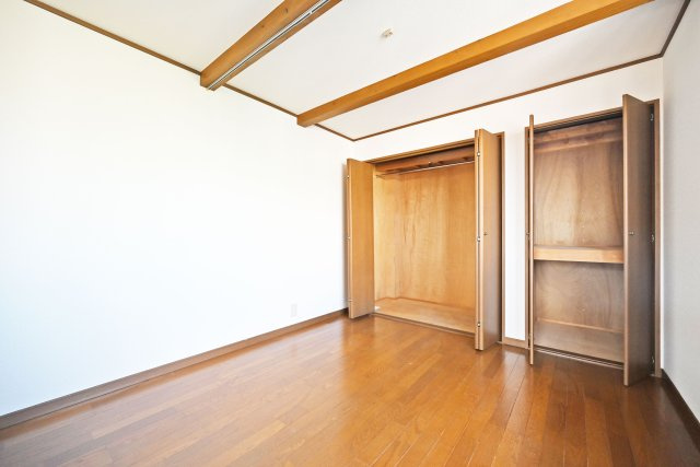 吹田市南正雀2丁目中古一戸建て│2DKの収納|洋室5.25帖
クローゼットを完備しており、衣類やバッグ、小物類などをすっきり収納できます。お部屋に収納家具を置くスペースを抑えられるため、ベッドや学習机なども配置しやすく、空間を有効活用できます。