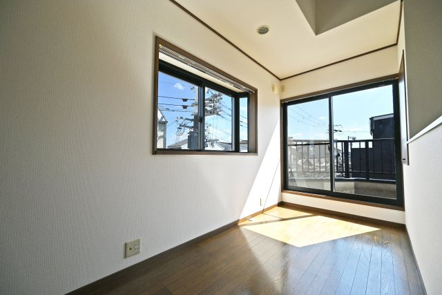吹田市南正雀2丁目中古一戸建て│2DKのその他|廊下にはフリースペースが設けられており、収納棚やインテリア小物を置くなど、暮らしに合わせて自由に活用できます。