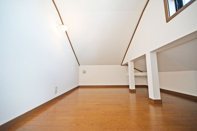 吹田市南正雀2丁目中古一戸建て│2DKの収納|ロフト付きのお住まいは、収納スペースや趣味の空間など、ライフスタイルに合わせて多目的に活用できるのが魅力です。季節物の衣類や普段あまり使わない荷物の収納はもちろん、趣味のスペースとしても活用可能。
