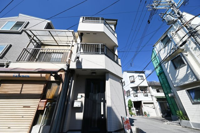 吹田市南正雀2丁目中古一戸建て│2DKの外観|南東角地の開放的な立地の物件です。