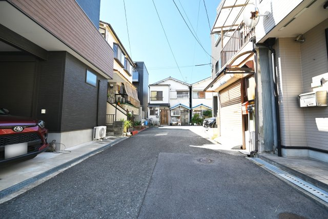 吹田市南正雀2丁目中古一戸建て│2DKの前面道路含む現地写真|南側前面道路　幅員約4.2ｍ