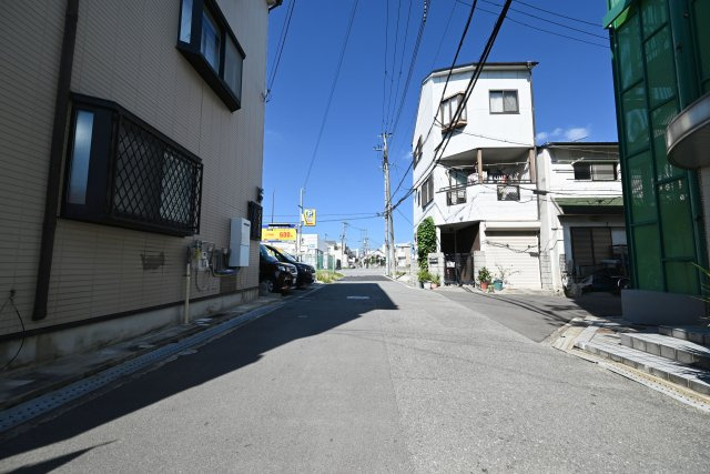 吹田市南正雀2丁目中古一戸建て│2DKの前面道路含む現地写真|東側前面道路　幅員約4.5ｍ