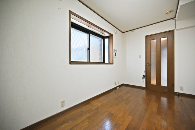 吹田市南正雀2丁目中古一戸建て│2DKの居間・リビング|7帖のダイニングキッチンは、食事のスペースと調理スペースを確保できる、使い勝手の良い空間です。ダイニングテーブルや収納家具も配置しやすく、毎日の食事の準備から家族団らんまで快適にお過ごしいただけます。