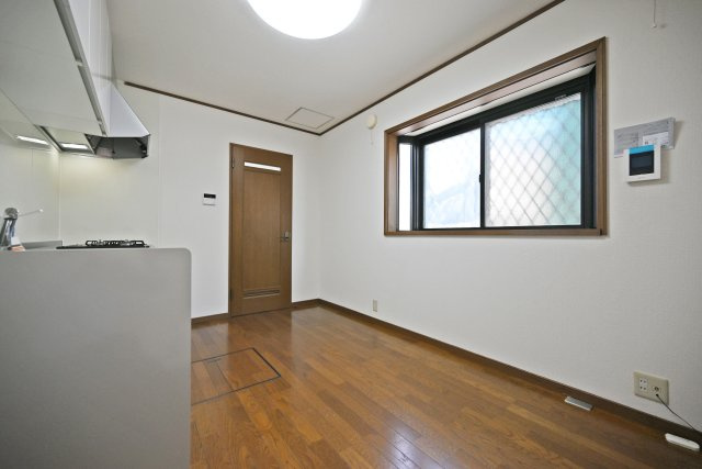 吹田市南正雀2丁目中古一戸建て│2DKの居間・リビング|出窓から自然光が差し込む、明るく開放感のあるダイニングキッチン。空間に広がりを感じられるだけでなく、出窓部分をちょっとした飾り棚として活用することもできます。