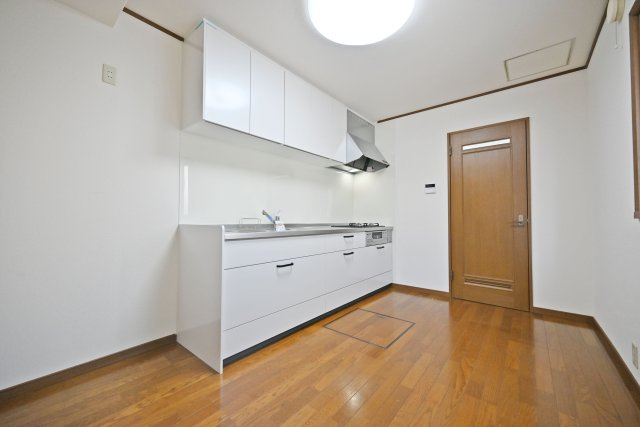 吹田市南正雀2丁目中古一戸建て│2DKの居間・リビング|壁付けキッチンは、壁面を活用することでダイニングスペースを広く確保しやすいのが魅力です。調理スペースと食事スペースを分けて使いやすく、ダイニングテーブルや収納家具なども配置しやすい間取り。
