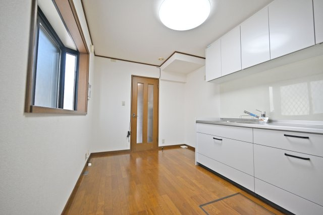 吹田市南正雀2丁目中古一戸建て│2DKのキッチン|キッチン裏には出窓が設けられており、自然光を取り込みやすい明るい空間が魅力です。調理中も心地よい光を感じられ、キッチン周りに開放感をプラス。お気に入りの小物やグリーンを飾るスペースとしても活用できます