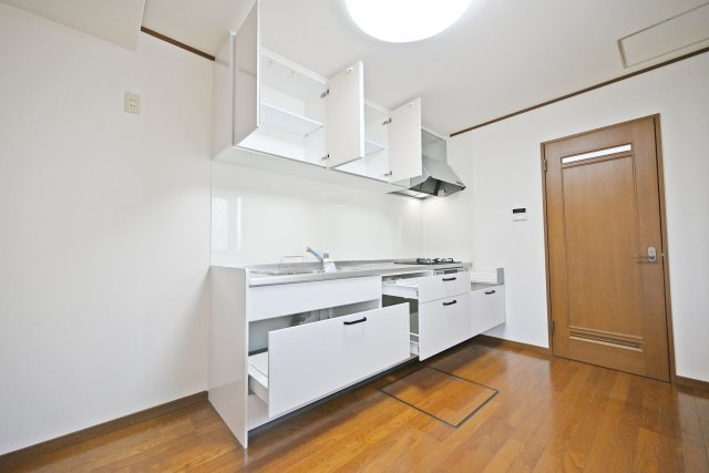 吹田市南正雀2丁目中古一戸建て│2DKのキッチン|吊戸棚を備えたキッチンは、調理器具や食器、保存容器などをすっきり収納できるのが魅力です。収納スペースをしっかり確保することで、キッチン周りを整理整頓しやすく、毎日の料理や後片付けもスムーズに行えます。