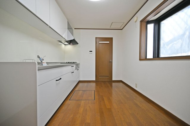 吹田市南正雀2丁目中古一戸建て│2DKのキッチン|ゆとりのあるキッチンスペースで、毎日の料理や後片付けも快適に行えます。調理中の移動もしやすく、食材や調理器具を広げながら効率よく作業できる使い勝手の良い空間です。