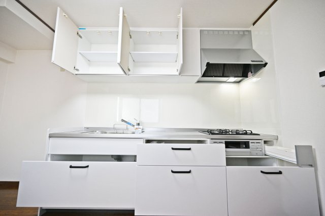吹田市南正雀2丁目中古一戸建て│2DKのキッチン|キッチンには豊富な収納スペースを確保しており、調理器具や食器、食品ストックなどもすっきり整理できます。必要なものを取り出しやすく、調理や後片付けもスムーズに行えるのが魅力。