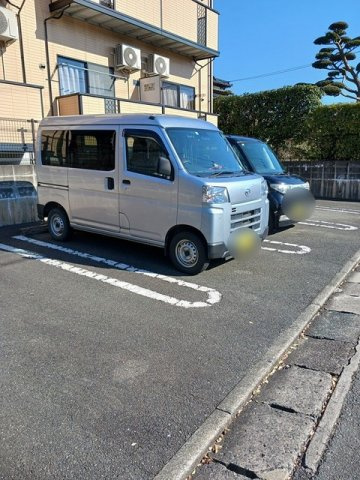 ストーンヒルズＤの駐車場