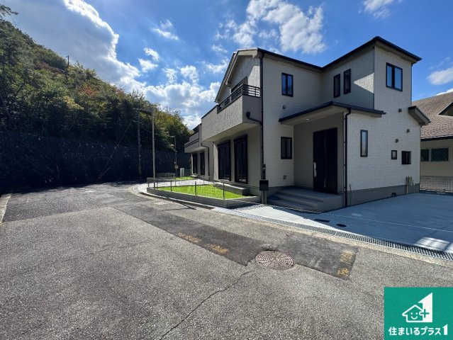 ■神戸市北区東有野台　新築一戸建ての前面道路含む現地写真|周辺は閑静な住宅街！前面道路広々で車の出し入れも便利です。駐車が苦手な方でも安心して車庫入れできます！