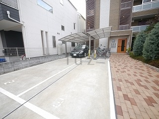 リブリ横浜の駐車場