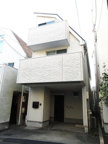 田園調布本町貸家の外観|３階建ての戸建てです