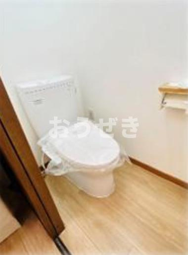 西寺尾三丁目戸建のトイレ