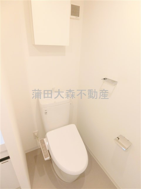 COCOCUBE大森西　東邦医大通りのトイレ|棚収納と温水洗浄便座付きのトイレ　