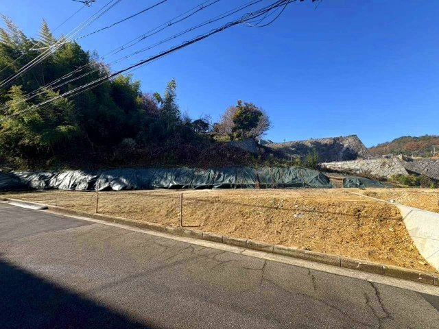 川西市清和台西２丁目　売土地の前面道路含む現地写真