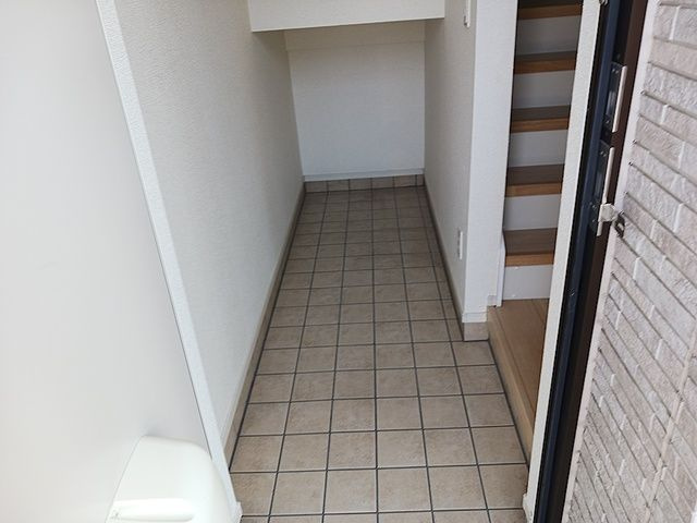 フレスクーラ　Ａの玄関