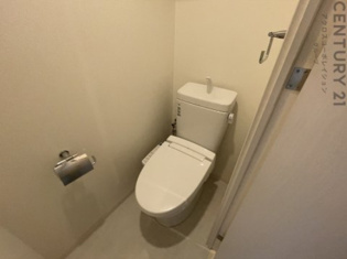 温水洗浄便座付きのトイレです♪