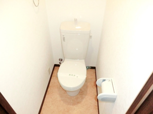 シンプルで掃除のしやすいトイレです♪