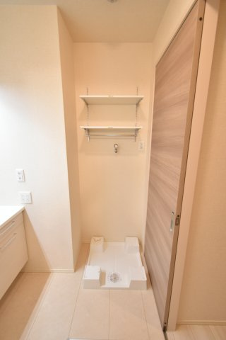 セジュール長岡天神のその他|別号室の参考写真です
室内洗濯置き場　上部に可動棚があり収納便利です♪