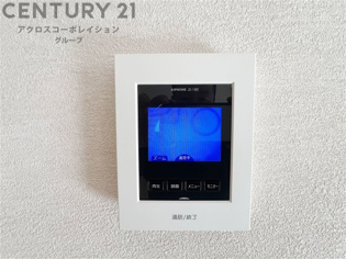 訪問者が来たときにテレビ画面で確認できるため、安心してドアを開けられます。録画機能があるものもあり、留守中に来訪者を記録しておくことができます。利便性が高く、セキュリティ面でも安心です。