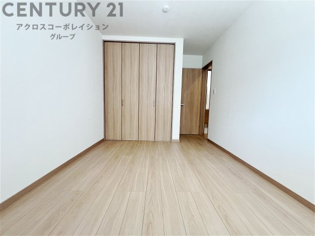 寝室…リラックスできるプライベート空間で、快適な睡眠をサポート。個人の好みに合わせたインテリアや寝具で心地良さを追求。プライベートな時間を過ごし、リフレッシュする場所におすすめです。
