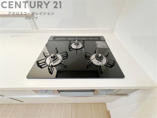多数の調理器具を同時に使用でき、料理の効率化が可能。省エネで節約になり、様々な料理スタイルに適応できます。また、火力調整が独立しており、手入れや掃除もしやすく、今よりもっとお料理が楽しくなるかも。