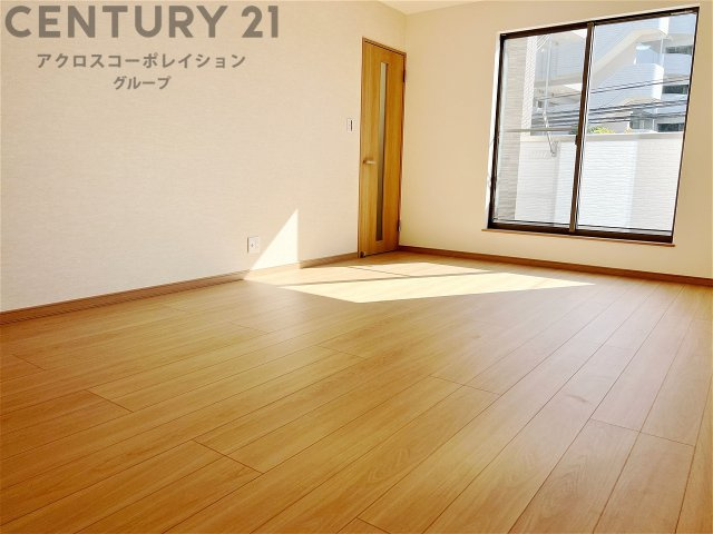 リビング階段設計となっており、家族皆様が自然とリビングスペースに集まります。大きな窓が設置されており、明るい日差しが入ります。リビングセットを置いても十分な広さが確保されています。