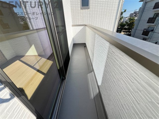 南向きバルコニーは日照が豊富で温暖な陽光を受けられ、植物の育成やリラックススペースとして活用可能です。洗濯物の乾燥が速く、快適な生活環境を提供。自然の光を取り込み、室内を明るくしてくれます。
