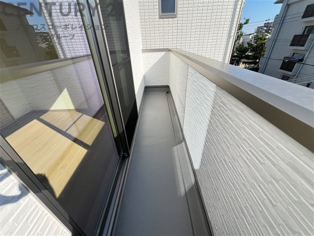 南向きバルコニーは日照が豊富で温暖な陽光を受けられ、植物の育成やリラックススペースとして活用可能です。洗濯物の乾燥が速く、快適な生活環境を提供。自然の光を取り込み、室内を明るくしてくれます。