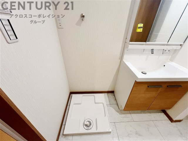 洗濯物の仕分け作業がしやすく、整理整頓が容易になります。洗濯音や湿気を他の部屋に持ち込まず、生活環境を快適に保ちます。上部を活用すれば収納スペースを確保でき洗剤や洗濯用品の整理もしやすくなります。