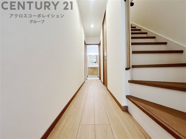 白を基調としたクロスに建具が室内を明るい雰囲気にしています♪