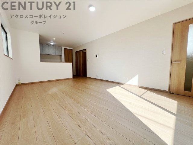 キッチン前のダイニングスペース　カウンターキッチンから料理の受け渡し等に便利です。ダイニングセットを置いても十分な広さを確保。