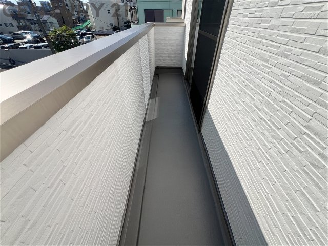 南向きバルコニーは日照が豊富で温暖な陽光を受けられ、植物の育成やリラックススペースとして活用可能です。洗濯物の乾燥が速く、快適な生活環境を提供。自然の光を取り込み、室内を明るくしてくれます。