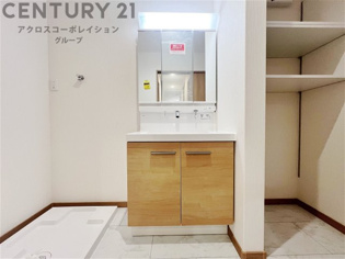 化粧品や洗顔料、歯ブラシなどの必需品をまとめて置ける収納スペースがあり、使用するたびに取り出す手間が省けます。また、水回りのため、濡れても大丈夫な素材が使用されており、お手入れが簡単です。