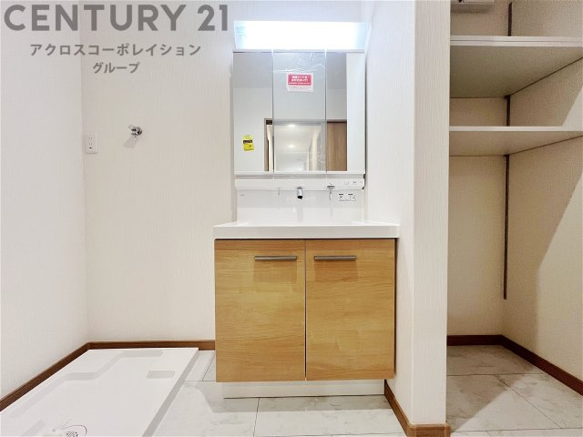 化粧品や洗顔料、歯ブラシなどの必需品をまとめて置ける収納スペースがあり、使用するたびに取り出す手間が省けます。また、水回りのため、濡れても大丈夫な素材が使用されており、お手入れが簡単です。