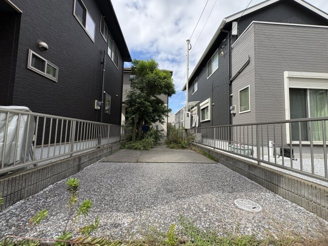 八幡西区本城東3丁目　中古戸建の外観|縦列駐車スペースを確保♪ご家族で複数台お車をお持ちの方にも嬉しいポイントです♪