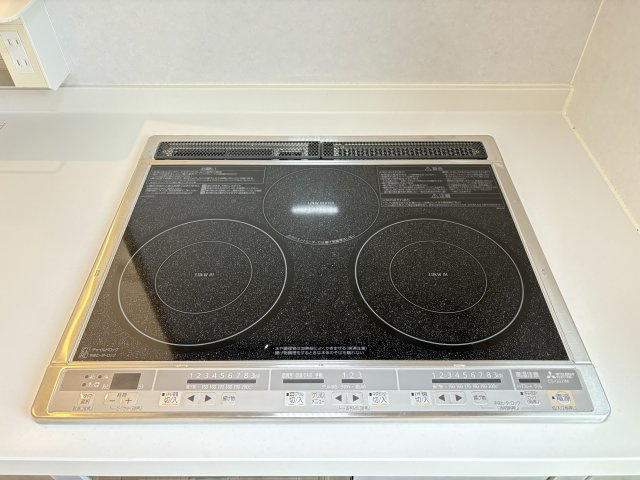 八幡西区本城東3丁目　中古戸建のキッチン|IHクッキングヒーターを完備♪火を使わず、お手入れもしやすい便利なキッチン設備です♪