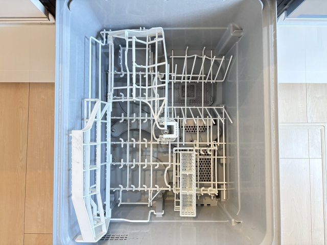 八幡西区本城東3丁目　中古戸建のキッチン|食洗機を完備！毎日の食器洗いの負担を軽減してくれる、家事に嬉しい便利な設備です♪