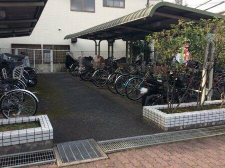 グランハイツ東新宿の駐車場