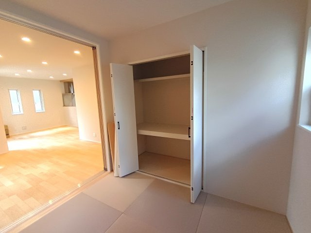 セルリアンステージ 周陽二丁目の和室|布団や季節の家電、来客用道具などをしっかり仕分けて収納できる押入。和室の空間をいつもすっきり保てます。